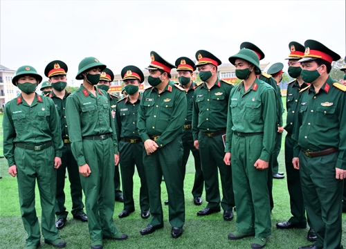 Trung tướng Phùng Sĩ Tấn kiểm tra công tác huấn luyện chiến sĩ mới tại Lữ đoàn 144 
